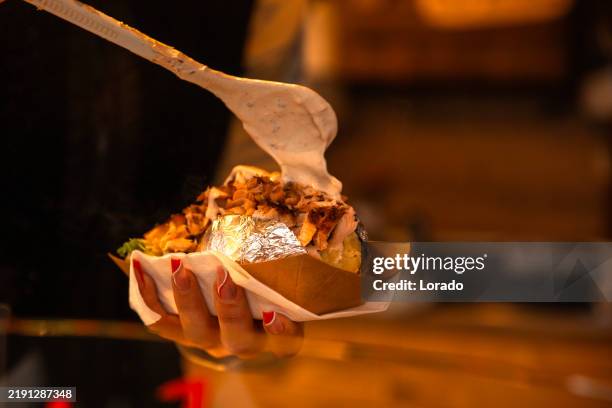 jacket potato - gepofte-aardappel stockfoto's en -beelden