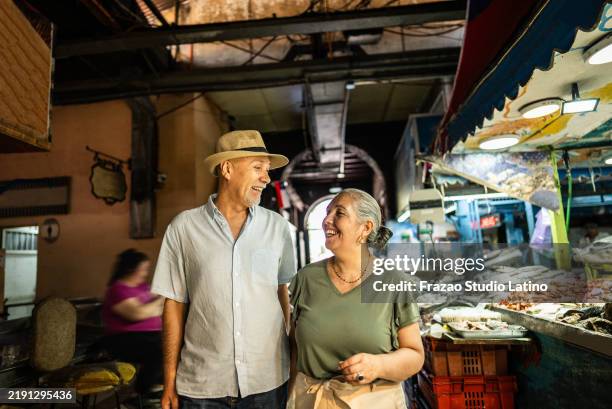 couple talking at market - chilean people stock pictures, royalty-free photos & images