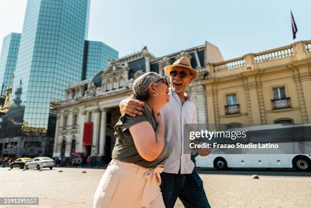 coppia felice che cammina a santiaccio, cile - santiago del cile foto e immagini stock