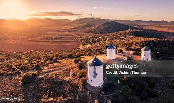 historic windmills, puerto lapice, spain, europe - castilië-la-mancha stockfoto's en -beelden