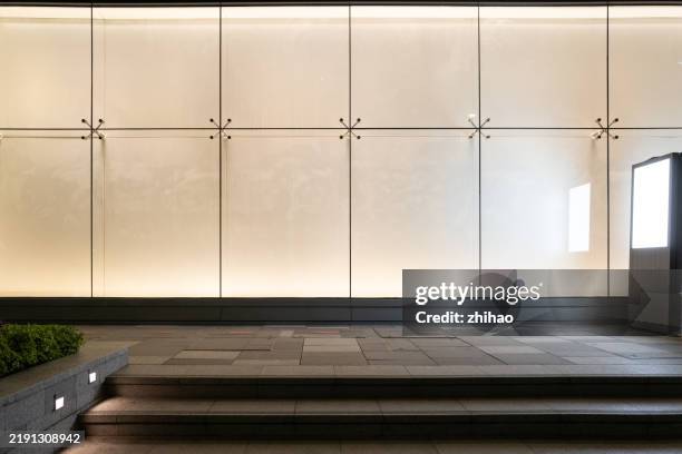 front view of an empty shop window at night - etalage stockfoto's en -beelden