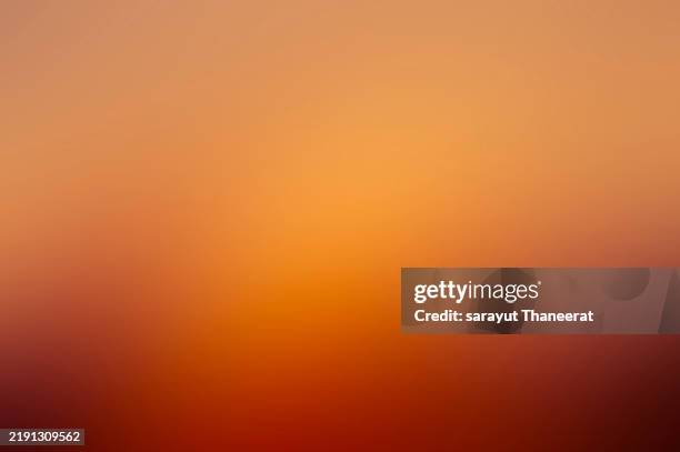 orange motion blur background. abstract yellow and orange gradient color blurred motion background. abstract blurred art background, warm color summer style glow movement - efeito de luz imagens e fotografias de stock