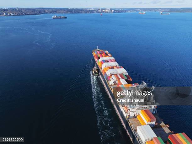 vista aerea della nave portacontainer - affari internazionali foto e immagini stock