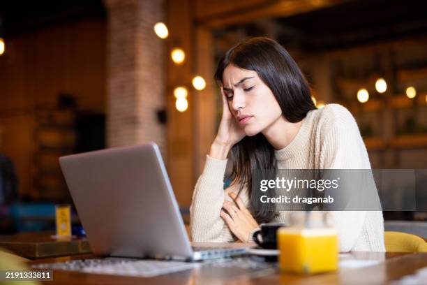 headache - langzaam stockfoto's en -beelden