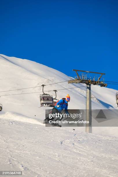 stile di vita attivo, sciatrici sulla neve vital women, sci ad alta velocità su piste da sci perfette, divertimento sulle soleggiate stazioni sciistiche del sellaronda. super comprensorio sciistico dolomitico montano innevato. val gardena comprensorio sci - stazione sciistica foto e immagini stock