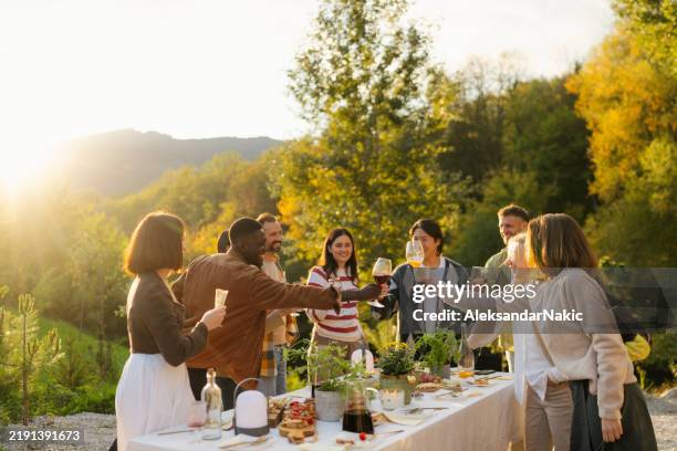 esperienza di degustazione di vini - degustazione di vino foto e immagini stock