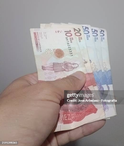 hand with money - colombia fotografías e imágenes de stock
