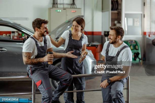 lächelnde kollegen, die eine kurze pause einlegen - reparatur handwerker männlich stock-fotos und bilder