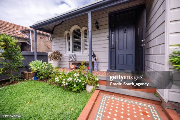acogedora entrada a la casa con un diseño detallado del camino de azulejos. - cultura australiana fotografías e imágenes de stock