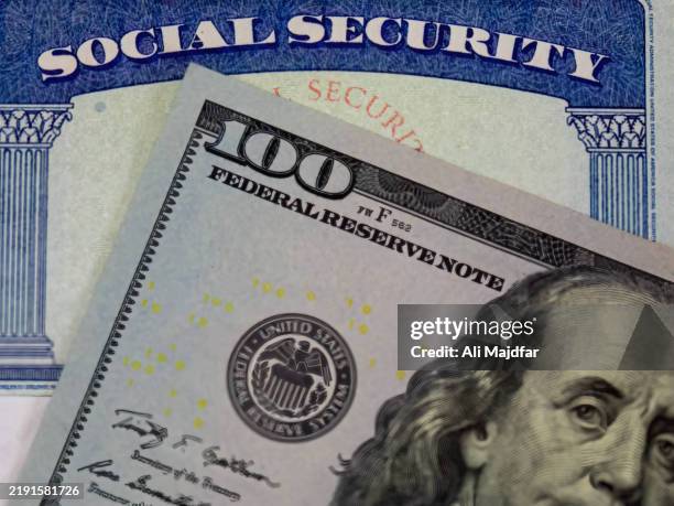 social security benefit - social security kaart stockfoto's en -beelden
