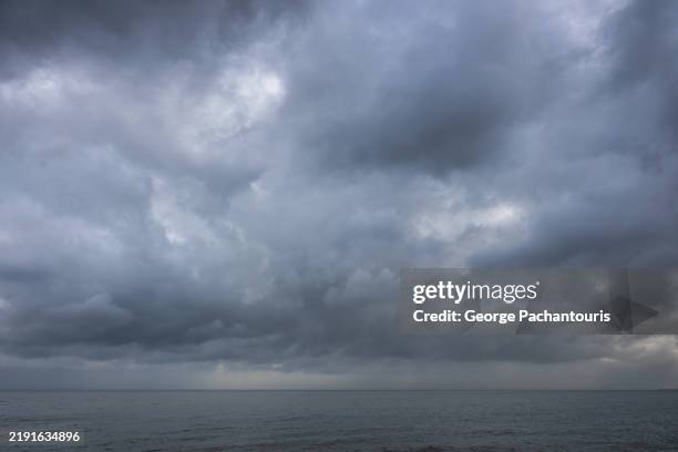 sea and dark clouds - nublado imagens e fotografias de stock