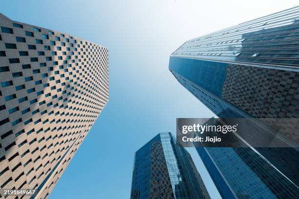 skyscraper against blue sky - province du zhejiang photos et images de collection