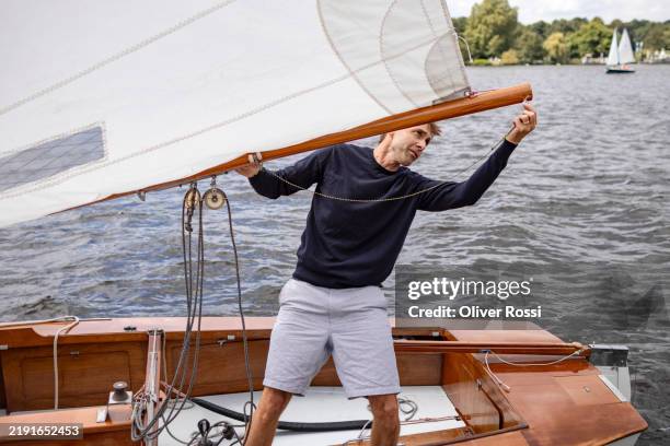 man preparing yacht for a sailing trip - albero maestro foto e immagini stock