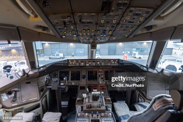 Control 777 841 Cockpit 777 Stock Photos, High-Res Pictures, and Images - Getty Images