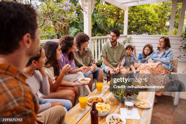 familientreffen - familientreffen stock-fotos und bilder