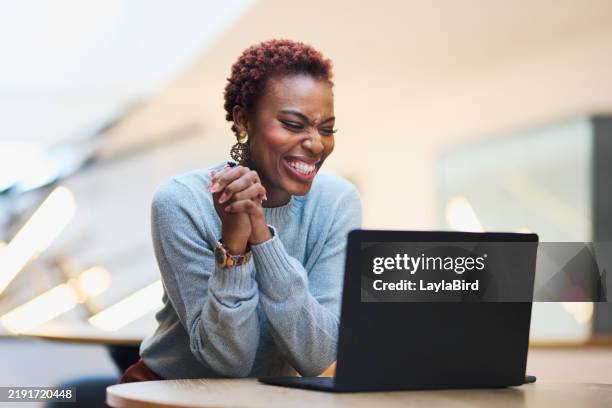 joyful laptop news - boa notícia imagens e fotografias de stock