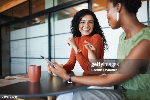 colaboración entre risas: dos mujeres que comparten ideas - compañero de trabajo fotografías e imágenes de stock