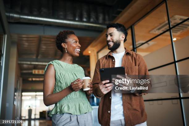 casual office collaboration with tablet - colega de trabalho imagens e fotografias de stock