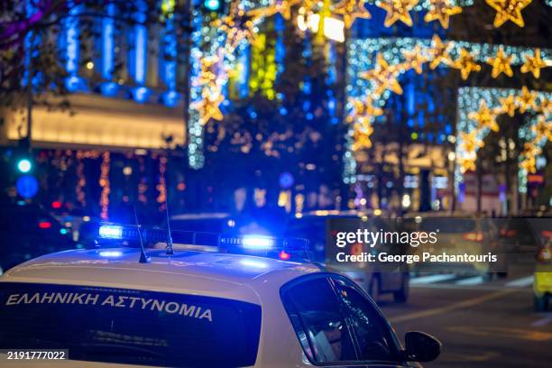 police car sirens in the city - car blinker stock pictures, royalty-free photos & images