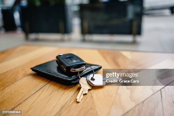 wallet and keys on table at restaurant - autoschlüssel stock-fotos und bilder