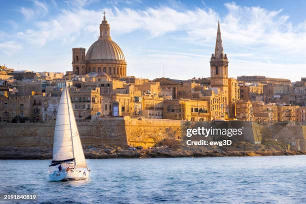 malta - mittelmeer-reiseziel, marsamxett harbour und valletta mit kathedrale von saint paul - insel malta stock-fotos und bilder