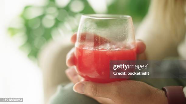 woman relax drinking smoothie. - vers fruit stockfoto's en -beelden