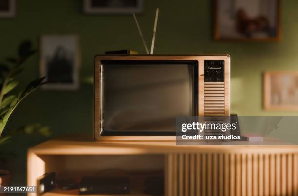 tv rétro dans un intérieur de salon vintage avec des murs verts et des meubles rétro - tube cathodique photos et images de collection