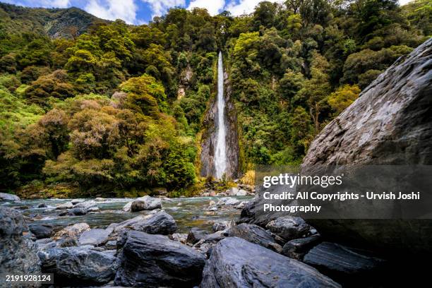 thunder creek falls, new zealand - südpazifik stock-fotos und bilder