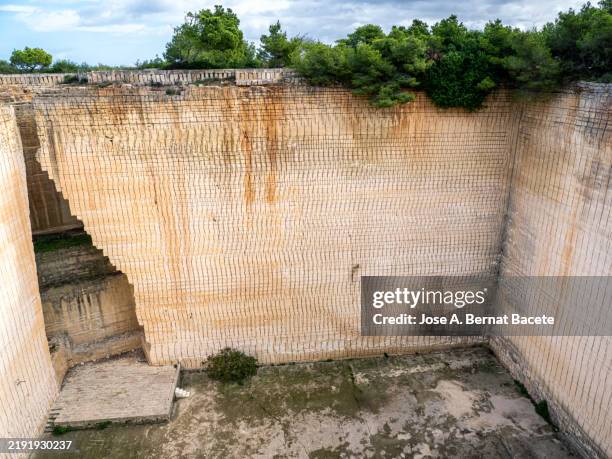 elevated view, open-pit quarry dedicated to the extraction and processing of stone blocks. - diatomaceous earth stock pictures, royalty-free photos & images