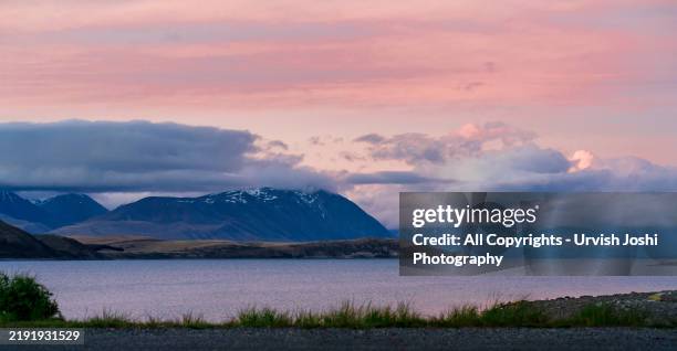 sunset over lake tekapo - south island new zealand stock pictures, royalty-free photos & images