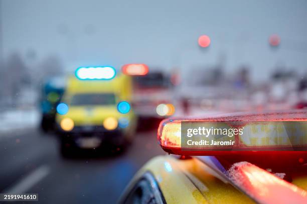 red flashing light on ambulance car while responding at traffic accident - ambulância imagens e fotografias de stock