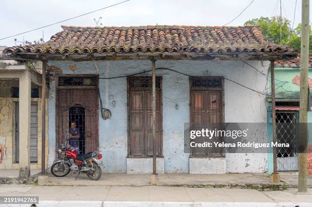 weathered colonial house facade building - santa clara cuba stock pictures, royalty-free photos & images