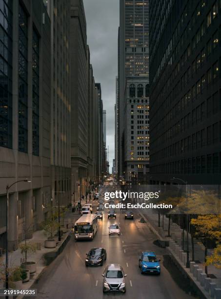 late afternoon commuter traffic at clark street in downtown chicago - correr contra o tempo imagens e fotografias de stock