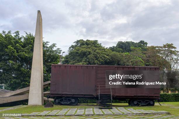 railroad car faded history monument - santa clara cuba stock pictures, royalty-free photos & images