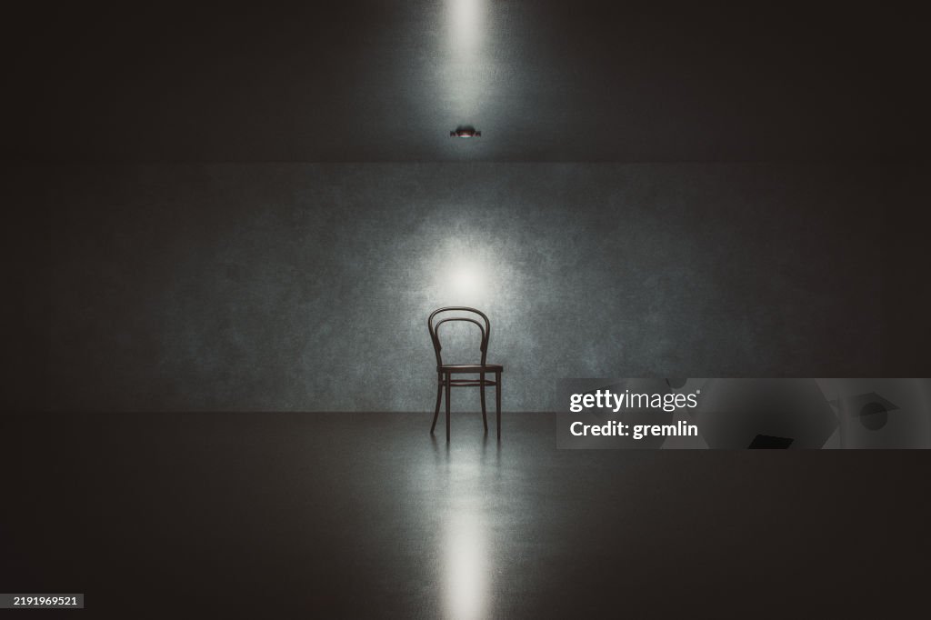 Vecchia sedia in una stanza vuota