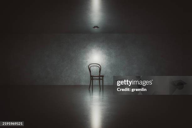 vecchia sedia in una stanza vuota - interrogatorio foto e immagini stock