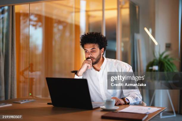 middle eastern businessman working late night in office - persistência imagens e fotografias de stock