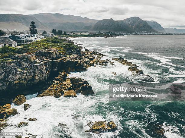 rocky coastline of atlantic ocean, hermanus, south africa. - hermanus stock-fotos und bilder