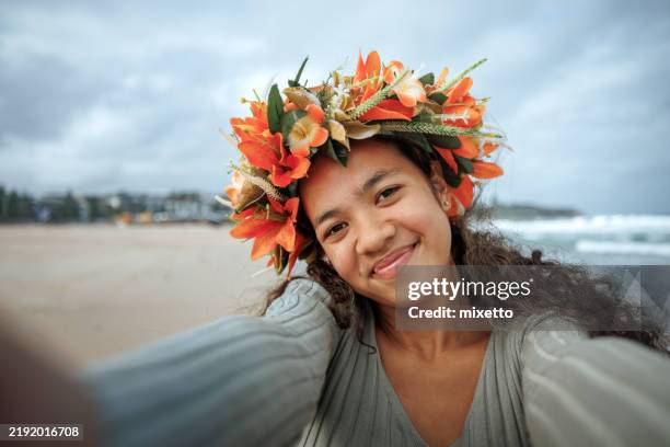 ragazza adolescente delle isole del pacifico in posa per la macchina fotografica con corona di fiori sulla sua testa - oceania foto e immagini stock