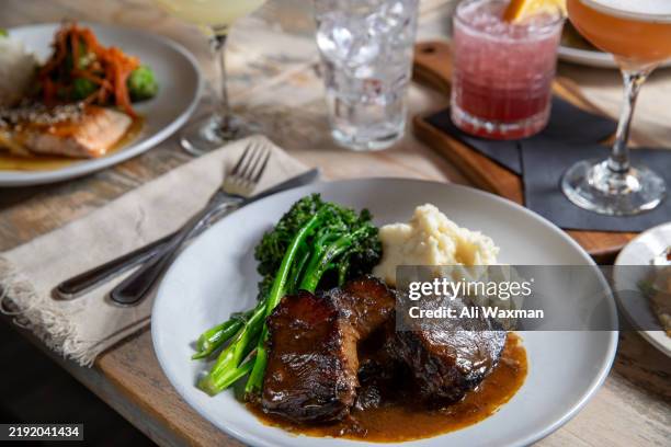 braised short ribs
mashed potato, broccolini, short rib gravy, - gravy stock pictures, royalty-free photos & images