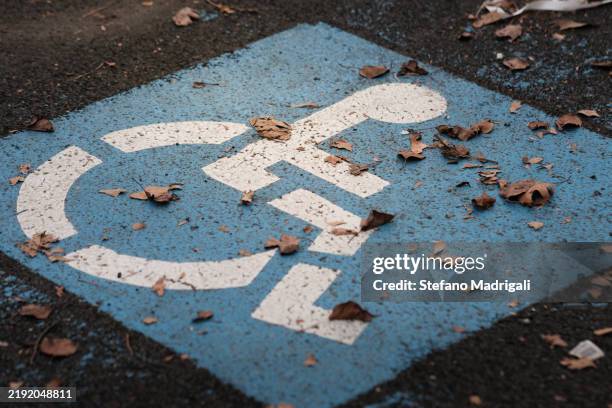 parking for the disabled - simbolo internazionale di accesso foto e immagini stock