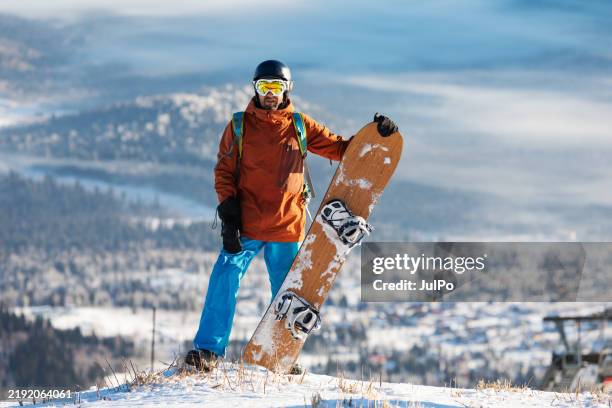 snowboarding in mountain - snowboard stockfoto's en -beelden