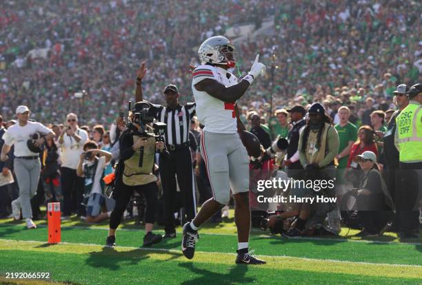 Jeremiah Smith of the Ohio State Buckeyes scores a touchdown during the first quarter against the Oregon Ducks during the Rose Bowl Game Presented by...
