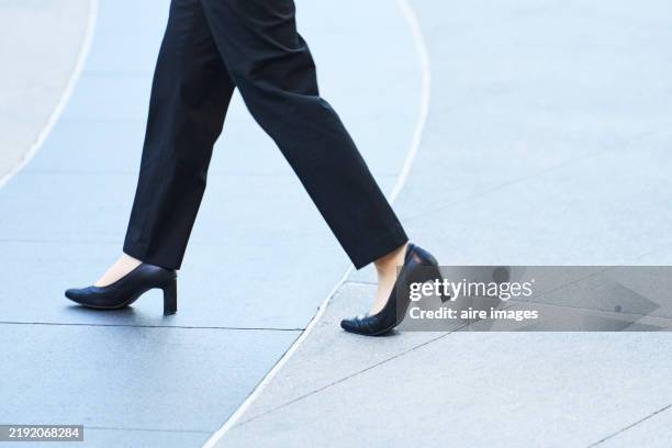 businesswoman walking on city street in high heels - eleganter schuh stock-fotos und bilder