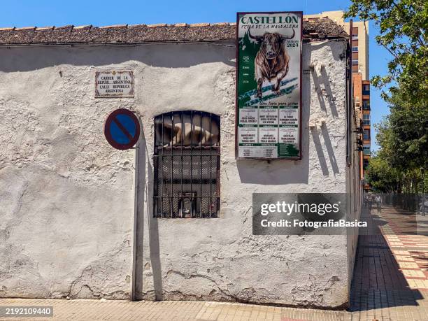 advertisement for bullfights in castellón de la plana, spain - casetellon de la plana stockfoto's en -beelden