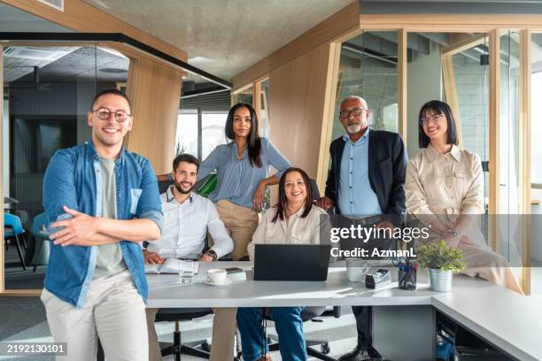 diverse office team engaging in a project discussion - een dag uit het leven serie stockfoto's en -beelden