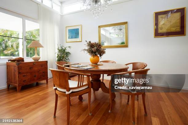unoccupied dining area in open plan home - eetkamer stockfoto's en -beelden