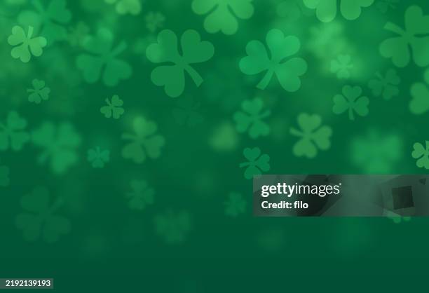 ilustraciones, imágenes clip art, dibujos animados e iconos de stock de día de san patricio lucky shamrock green abstract glow patrón de fondo - trébol de cuatro hojas