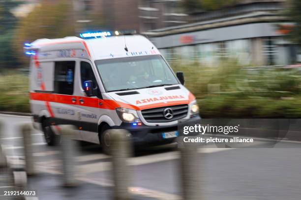 November 2024, Italy, Mailand: An ambulance drives through the city with its blue lights flashing. Photo: Jan Woitas/dpa