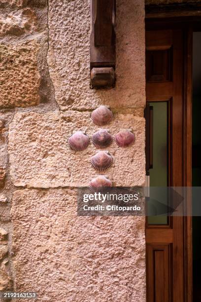the cross of shells a symbol to the camino de santiago - plaza shell stock pictures, royalty-free photos & images